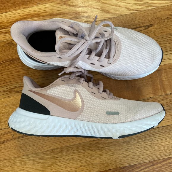 Women's Revolution 5 Medium/Wide Running Shoe - Picture 1 of 3